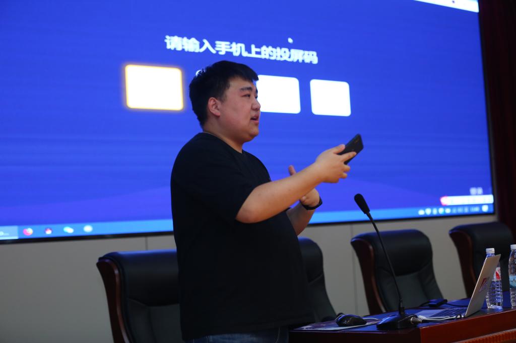 在全校上下深入推进“不忘初心